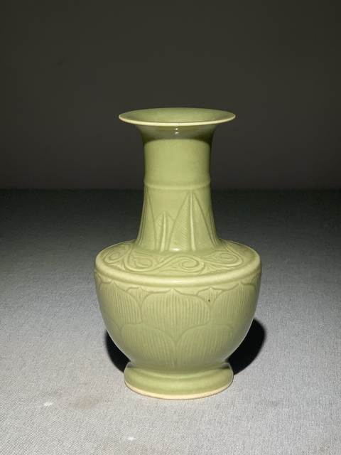 古玩陶瓷民國青釉暗刻蓮瓣紋瓶真品鑒賞圖