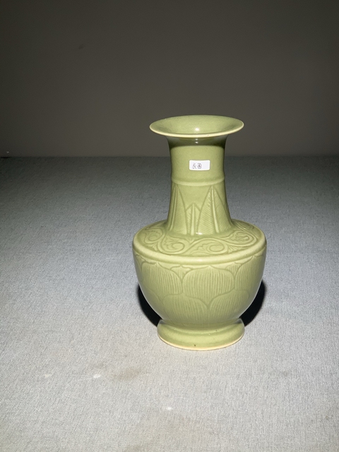 古玩陶瓷民國青釉暗刻蓮瓣紋瓶真品鑒賞圖