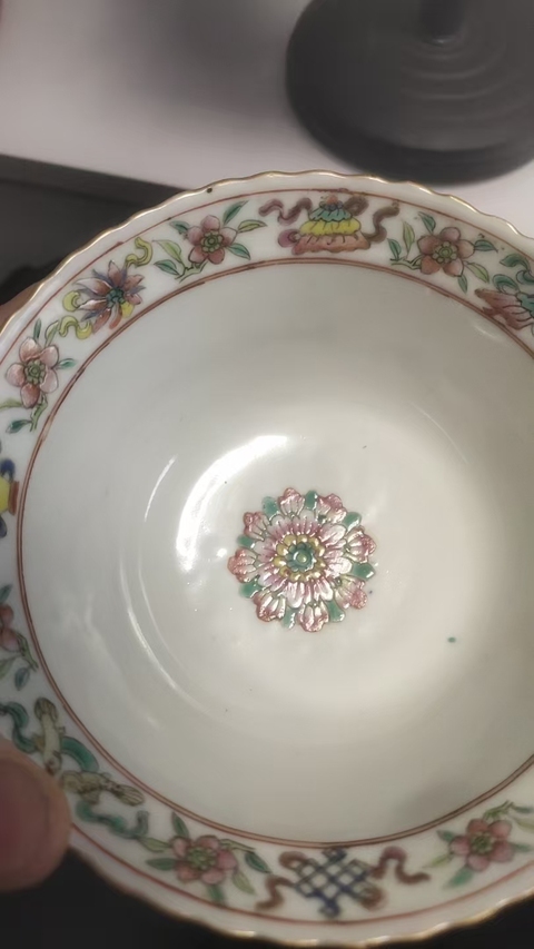 古玩陶瓷粉彩花鳥紋茶碗真品鑒賞圖