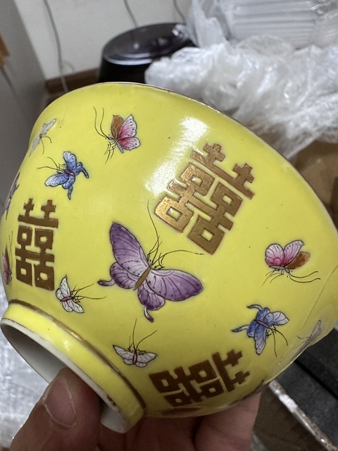 古玩陶瓷黃地粉彩百蝶喜字紋碗真品鑒賞圖