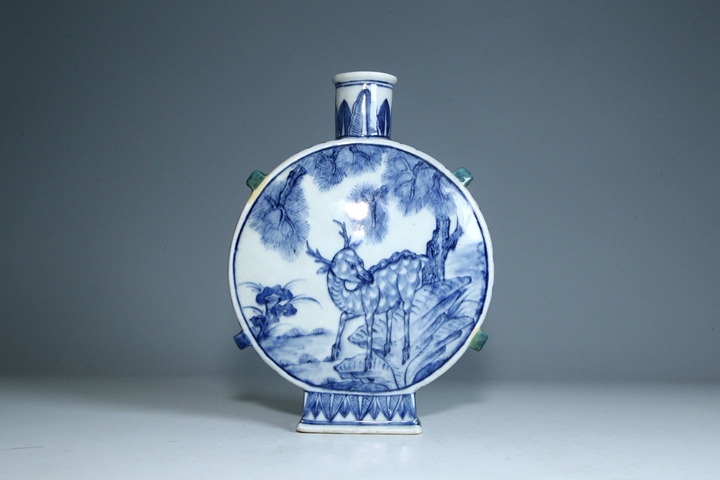 古玩陶瓷清中期·青花松鹿圖四系穿帶扁瓶真品鑒賞圖