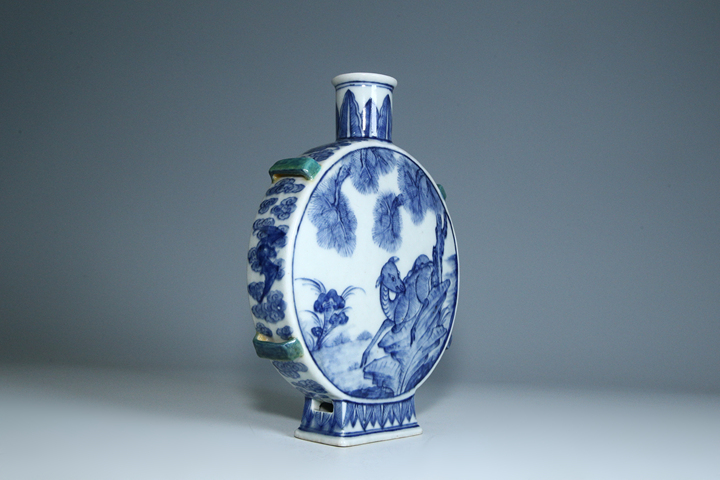 古玩陶瓷清中期·青花松鹿圖四系穿帶扁瓶真品鑒賞圖