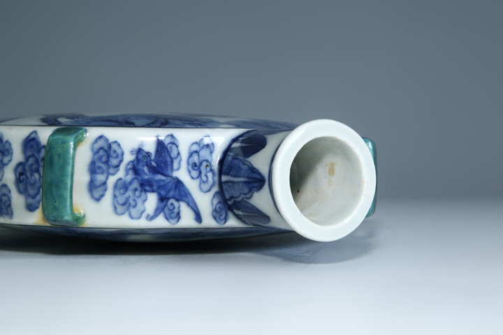 古玩陶瓷清中期·青花松鹿圖四系穿帶扁瓶真品鑒賞圖