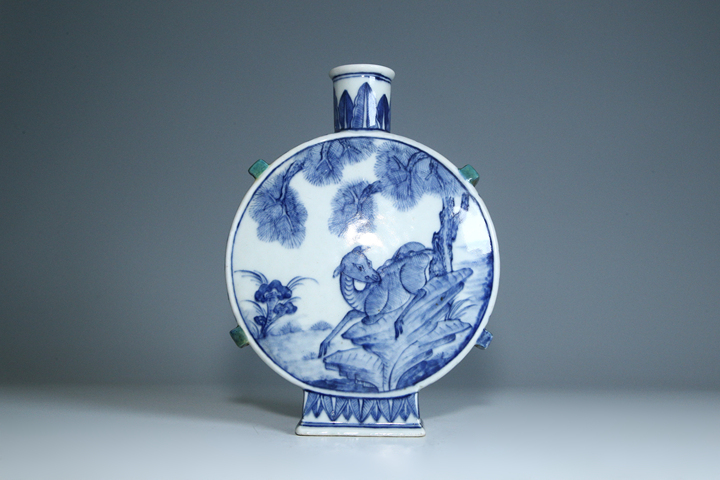 古玩陶瓷清中期·青花松鹿圖四系穿帶扁瓶真品鑒賞圖