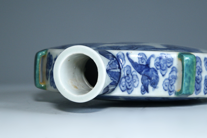 古玩陶瓷清中期·青花松鹿圖四系穿帶扁瓶真品鑒賞圖