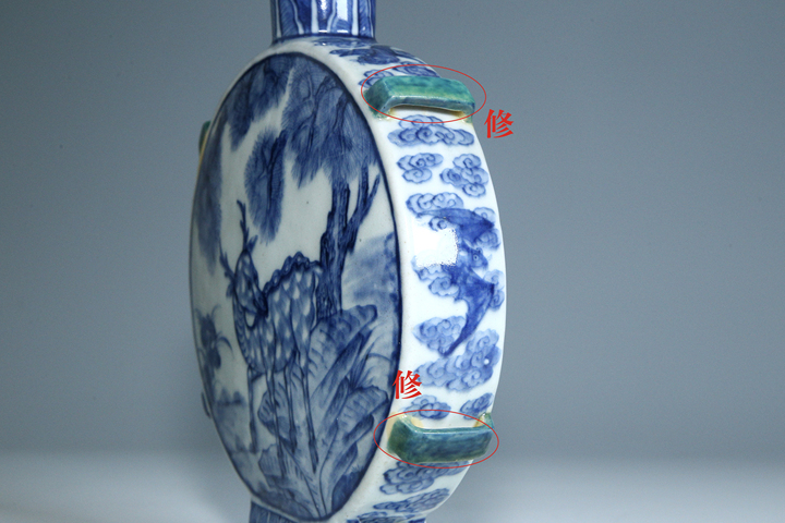 古玩陶瓷清中期·青花松鹿圖四系穿帶扁瓶真品鑒賞圖