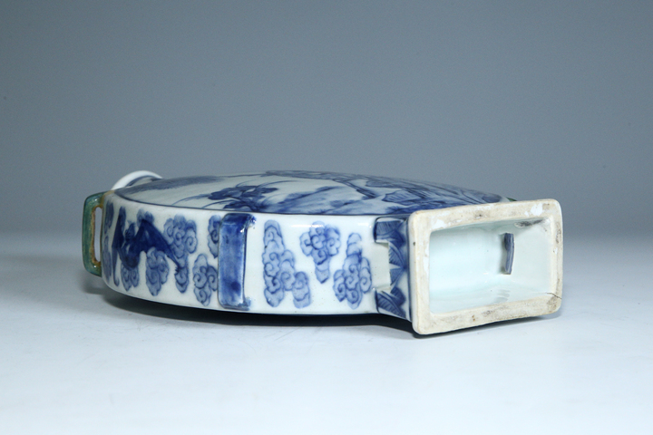 古玩陶瓷清中期·青花松鹿圖四系穿帶扁瓶真品鑒賞圖