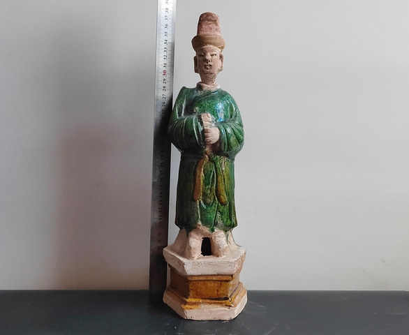 古玩陶瓷精品明代三彩作揖人物俑拍賣，當前價格380元