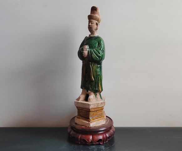 古玩陶瓷精品明代三彩作揖人物俑拍賣，當前價格380元