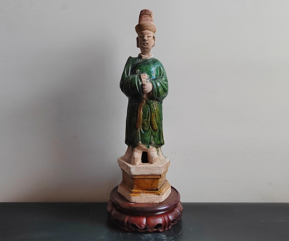 古玩陶瓷精品明代三彩作揖人物俑拍賣，當前價格380元