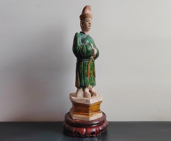 古玩陶瓷精品明代三彩作揖人物俑拍賣，當前價格380元