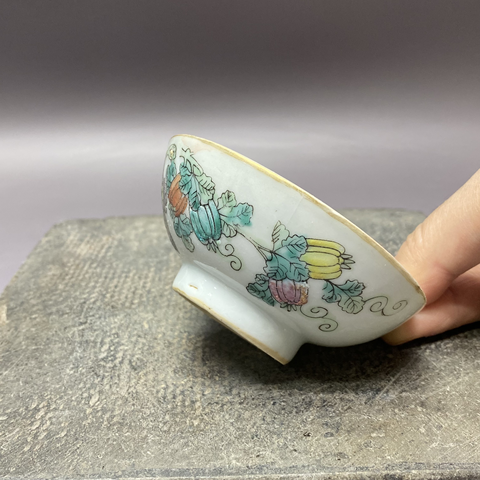 古玩陶瓷粉彩蝶戀花紋碗真品鑒賞圖