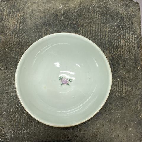 古玩陶瓷粉彩蝶戀花紋碗真品鑒賞圖