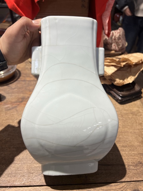 古玩陶瓷仿官釉杏園貫耳瓶真品鑒賞圖