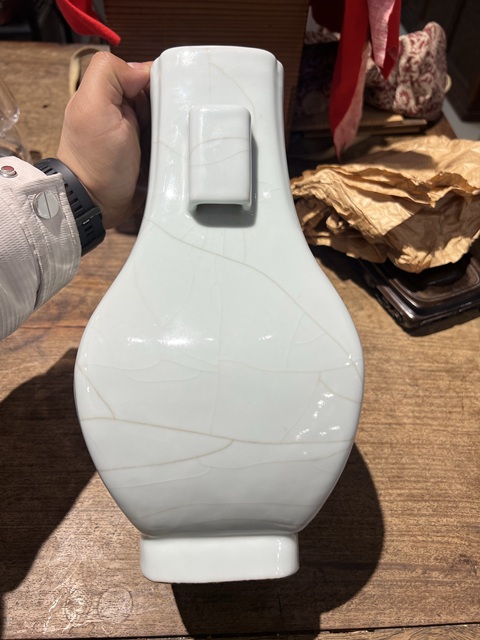 古玩陶瓷仿官釉杏園貫耳瓶真品鑒賞圖