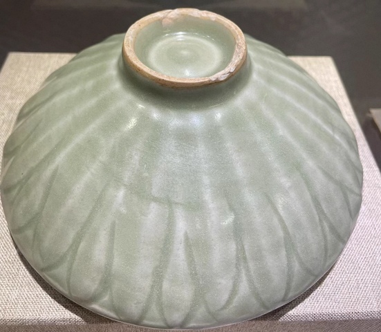 古玩陶瓷龍泉青釉蓮瓣紋缽式碗真品鑒賞圖