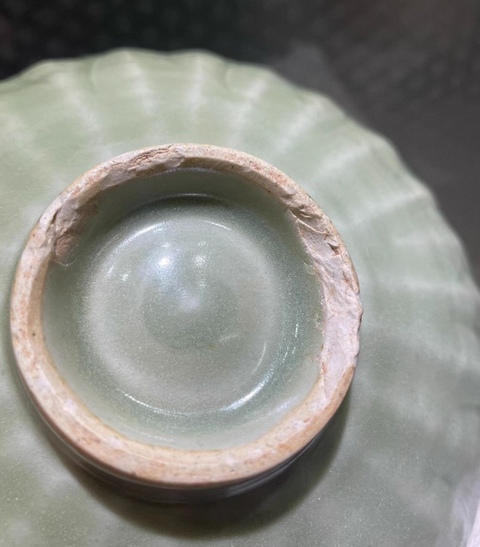 古玩陶瓷龍泉青釉蓮瓣紋缽式碗真品鑒賞圖