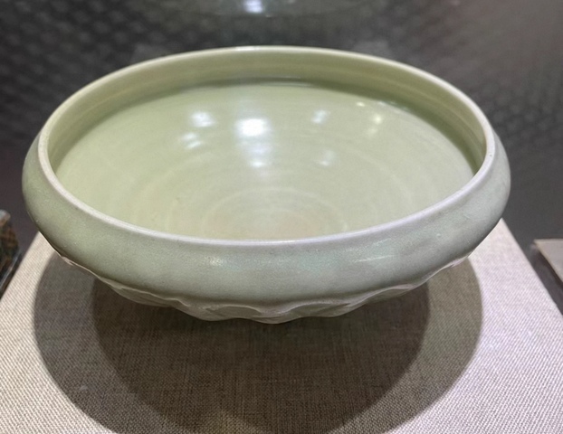 古玩陶瓷龍泉青釉蓮瓣紋缽式碗真品鑒賞圖