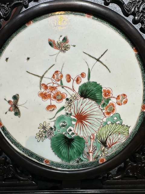 古玩陶瓷五彩蝶戀花紋掛屏真品鑒賞圖