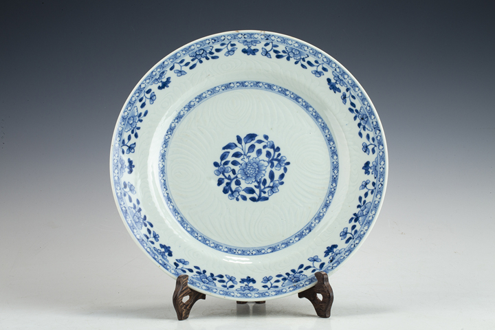 古玩陶瓷清中早·青花暗刻花卉紋折沿盤真品鑒賞圖