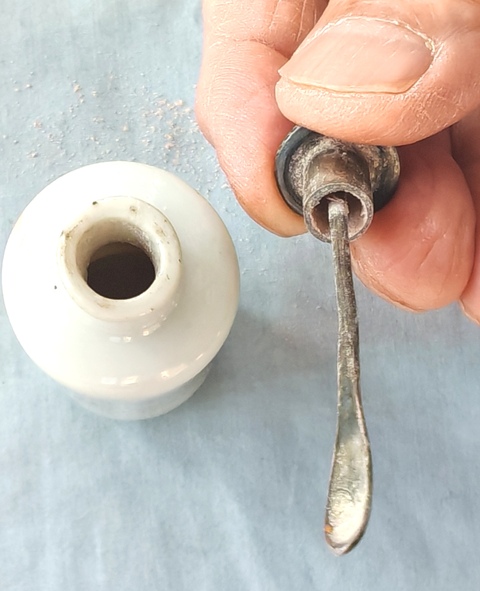 古玩陶瓷太師少保礬紅鼻煙壺真品鑒賞圖