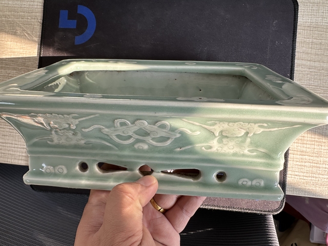 古玩陶瓷青釉堆白云蝠紋四方花盆真品鑒賞圖