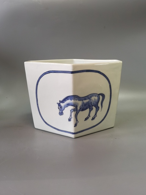 古玩陶瓷青花駿馬圖棱形筆筒真品鑒賞圖