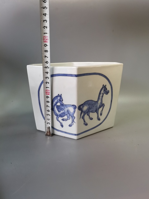 古玩陶瓷青花駿馬圖棱形筆筒真品鑒賞圖