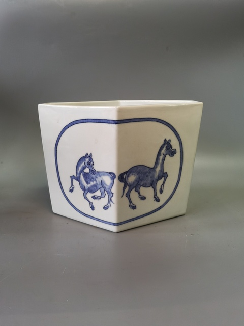 古玩陶瓷青花駿馬圖棱形筆筒真品鑒賞圖