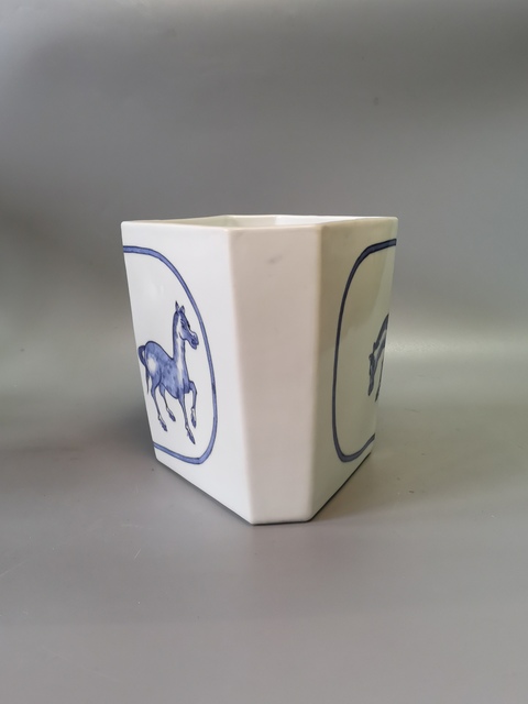 古玩陶瓷青花駿馬圖棱形筆筒真品鑒賞圖