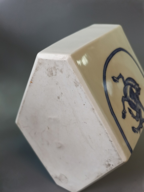 古玩陶瓷青花駿馬圖棱形筆筒真品鑒賞圖