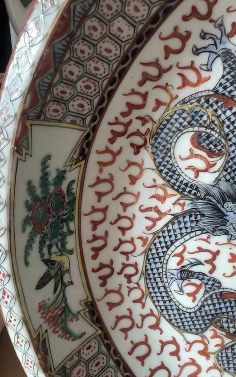 古玩陶瓷廣彩趕珠龍紋折沿盤真品鑒賞圖