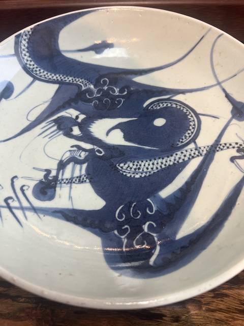 古玩陶瓷青花過(guò)墻龍紋盤真品鑒賞圖