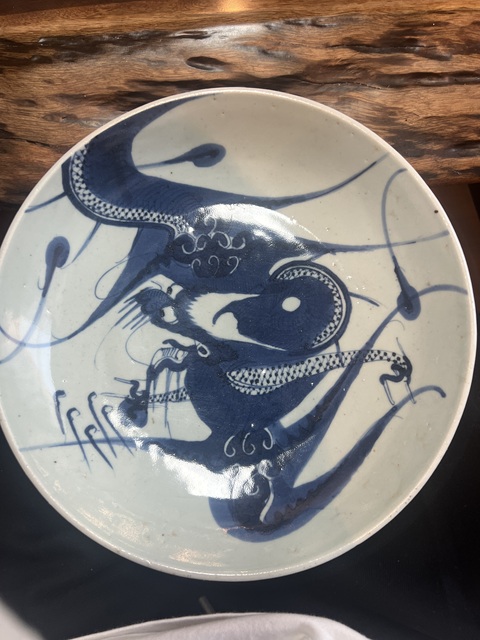 古玩陶瓷青花過(guò)墻龍紋盤真品鑒賞圖