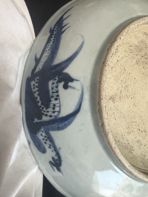 古玩陶瓷青花過(guò)墻龍紋盤真品鑒賞圖