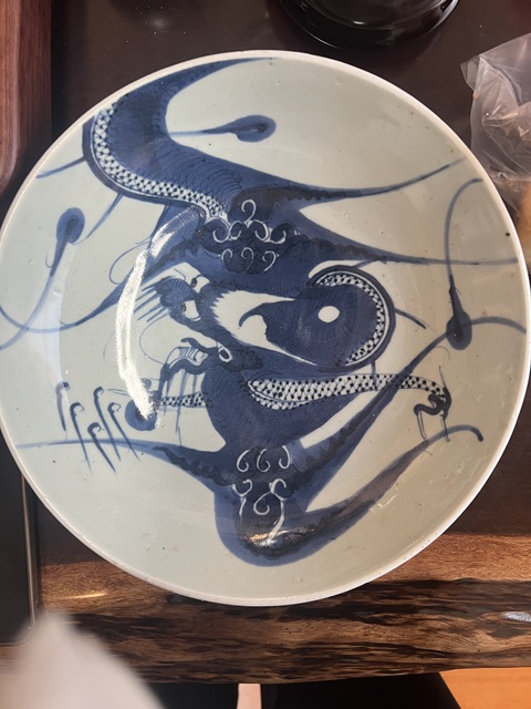 古玩陶瓷過墻龍紋青花盤真品鑒賞圖