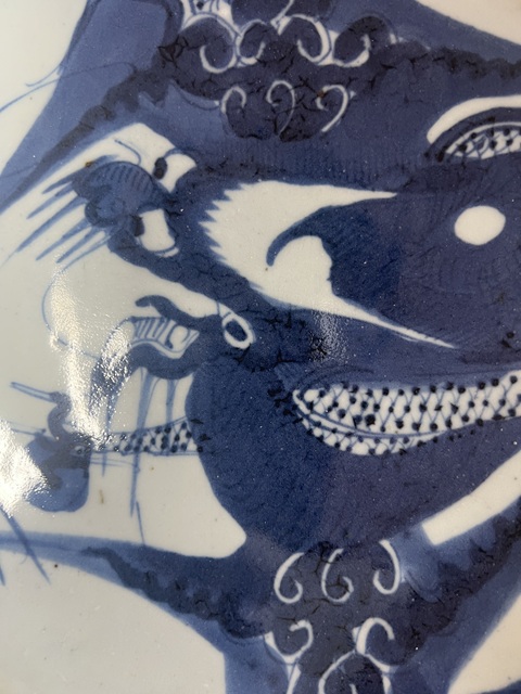 古玩陶瓷過墻龍紋青花盤真品鑒賞圖