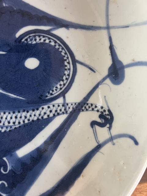 古玩陶瓷過墻龍紋青花盤真品鑒賞圖