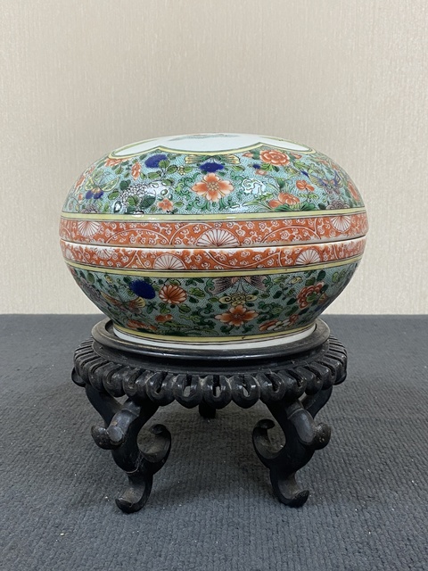 古玩陶瓷清晚期 五彩人物紋捧盒真品鑒賞圖