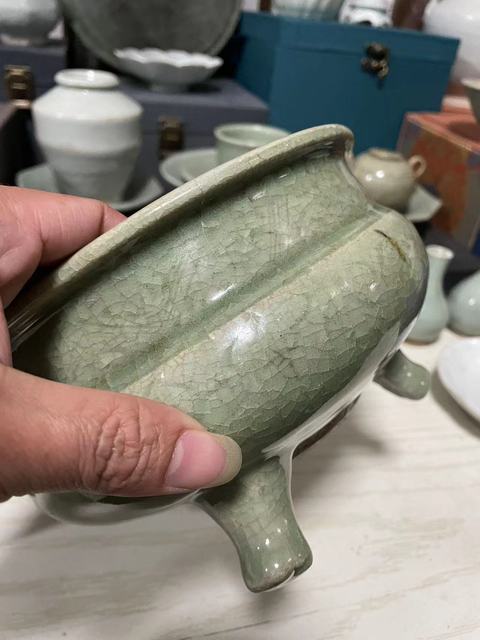 古玩陶瓷龍泉窯青釉三足香爐真品鑒賞圖
