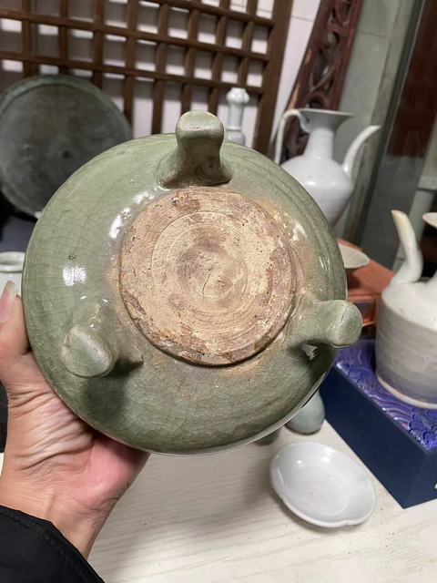 古玩陶瓷龍泉窯青釉三足香爐真品鑒賞圖
