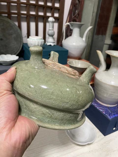 古玩陶瓷龍泉窯青釉三足香爐真品鑒賞圖