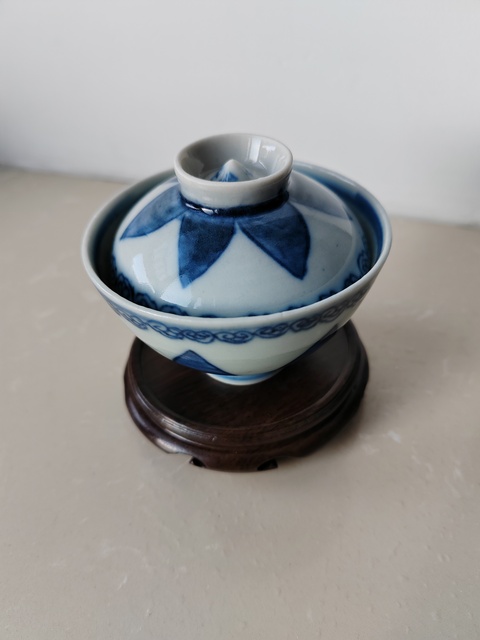 古玩陶瓷日本明治青花花卉紋雞心蓋碗真品鑒賞圖