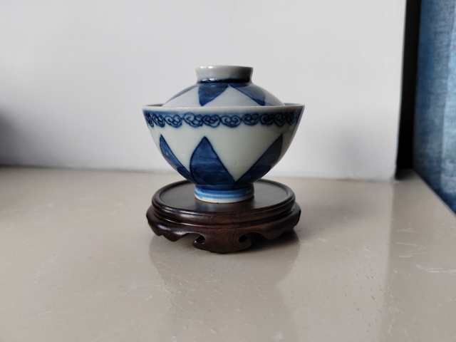 古玩陶瓷日本明治青花花卉紋雞心蓋碗真品鑒賞圖