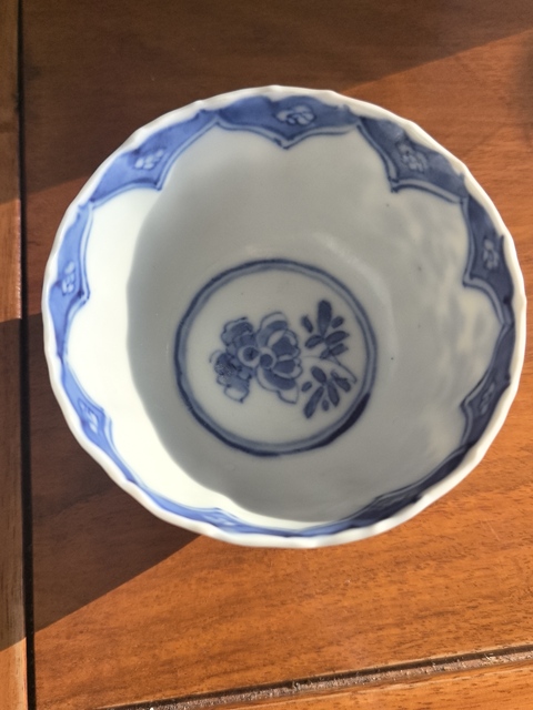 古玩陶瓷清康熙青花開窗花卉紋杯真品鑒賞圖