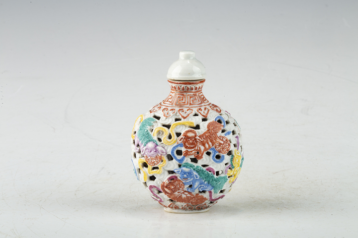 古玩陶瓷民國至創匯·粉彩雕瓷九獅紋鼻煙壺拍賣，當前價格2588元