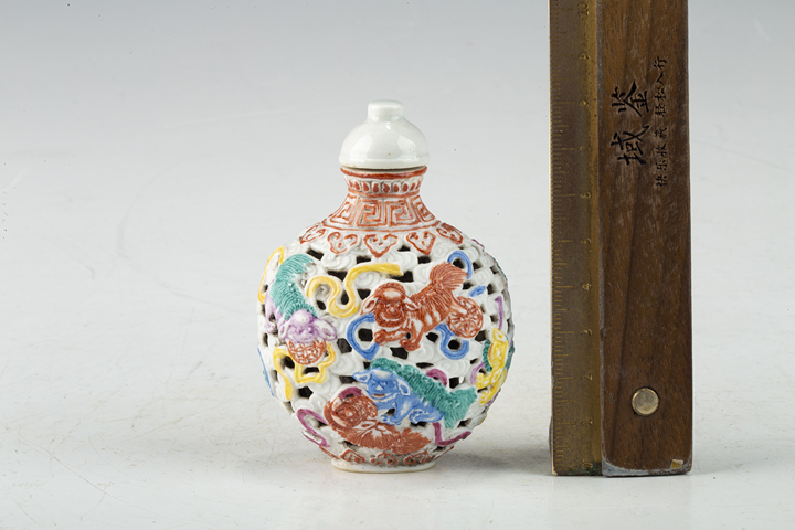 古玩陶瓷民國至創匯·粉彩雕瓷九獅紋鼻煙壺拍賣，當前價格2588元