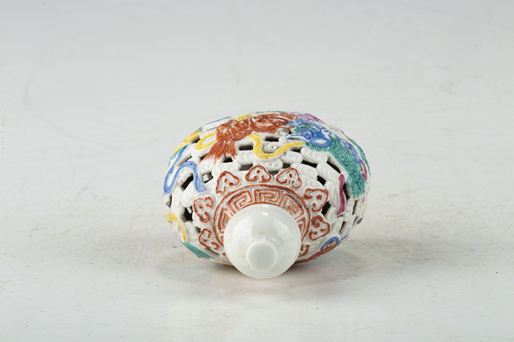 古玩陶瓷民國至創匯·粉彩雕瓷九獅紋鼻煙壺拍賣，當前價格2588元