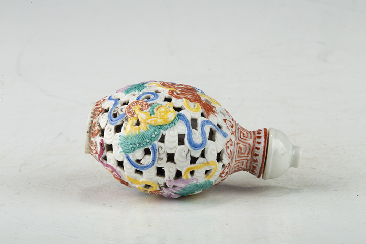 古玩陶瓷民國至創匯·粉彩雕瓷九獅紋鼻煙壺拍賣，當前價格2588元