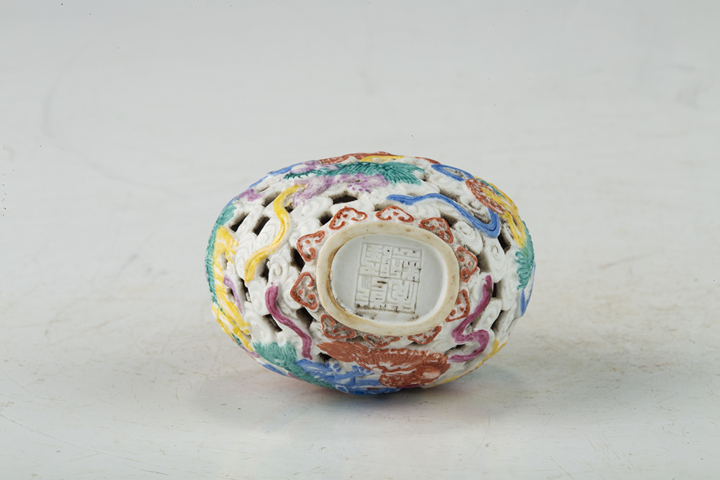 古玩陶瓷民國至創匯·粉彩雕瓷九獅紋鼻煙壺拍賣，當前價格2588元